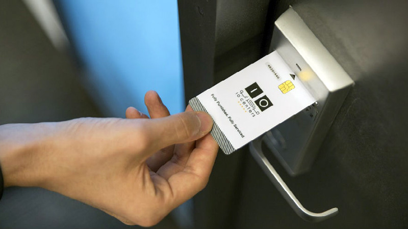 از آن‌جایی که از قفل کارتی درب آپارتمان بیشتر در هتل‌ها و جاهای عمومی استفاده می‌شود به مرور این کارت‌ها خراب می‌شوند.