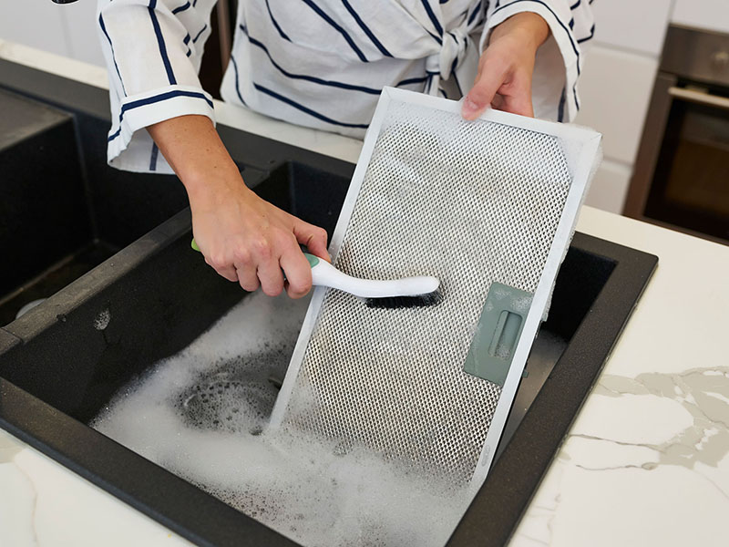 با یک اسکاچ روی بدنه آهنی فیلتر را تمیز کنید یا برای لکه‌های سخت تر مسواک را امتحان کنید.