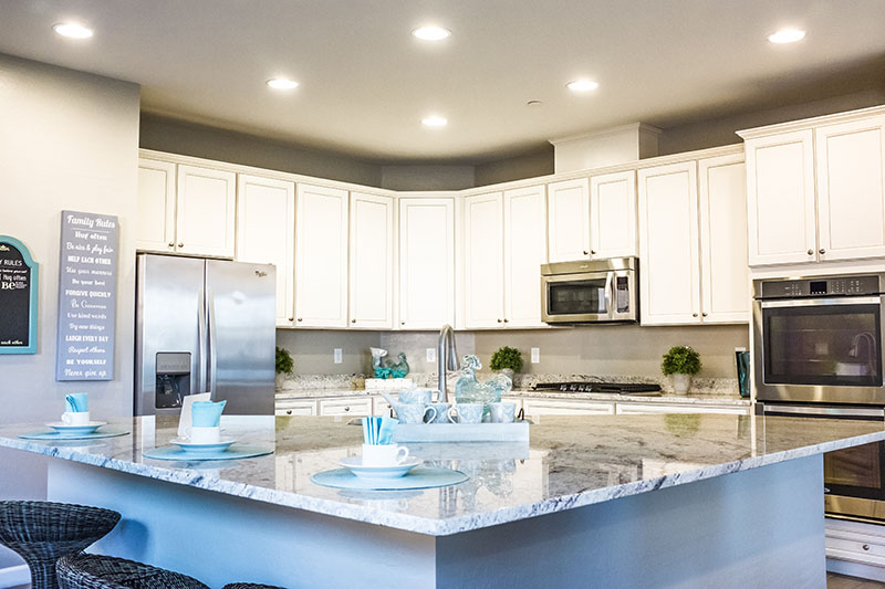 کابینت‌های کوتاه به خصوص در طراحی آشپزخانه بسته و نسبتا کوچک، باعث می‌شود سقف انواع آشپزخانه هم کوتاه‌تر به نظر برسد.