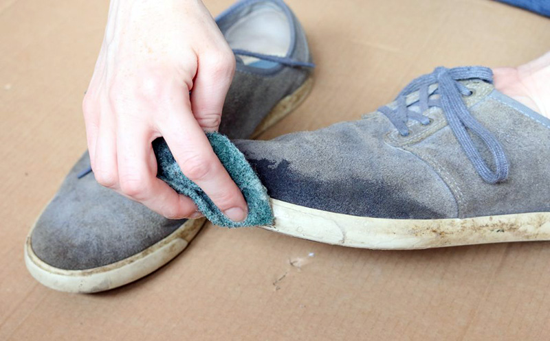 در صورت خیس شدن کفش جیر و ایجاد لکه آب روی آن ابتدا کل قسمت بیرونی کفش جیر را مرطوب کنید.