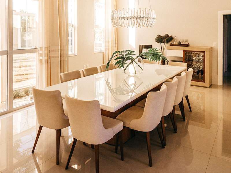قرار دادن میز نهارخوری در طبقه بالای خانه‌های دوبلکس معمولاً انتخاب بهتری است.