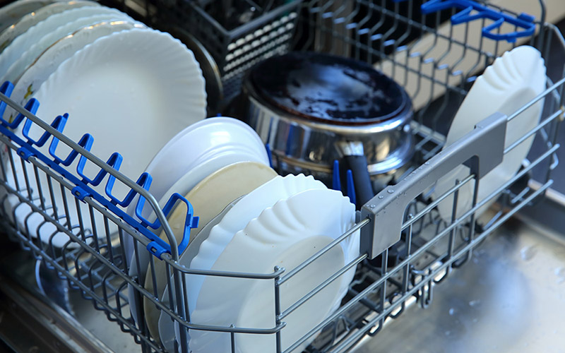 ظروف را قبل از قرار دادن در ماشین ظرفشویی کامل، آب نکشید. این کار موجب می‌شود آب زیادی قبل از شستشو در ماشین مصرف شود. بهتر است ظروف را تنها با یک دستمال تمیز کرده و داخل دستگاه قرار دهید.