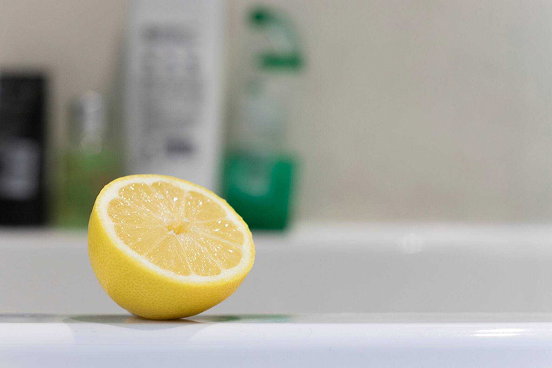 برای تمیز کردن لوستر برنز می‌توانید از یک مسواک نرم و لیمو ترش تازه استفاده کنید.