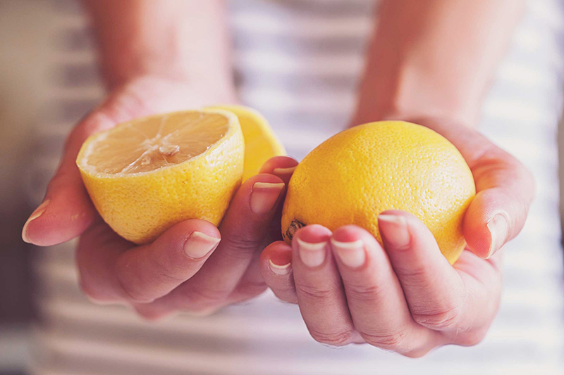 لیمو با خاصیت اسیدی که دارد یکی دیگر از پاک کننده‌های اجاق گاز استیل محسوب می شود