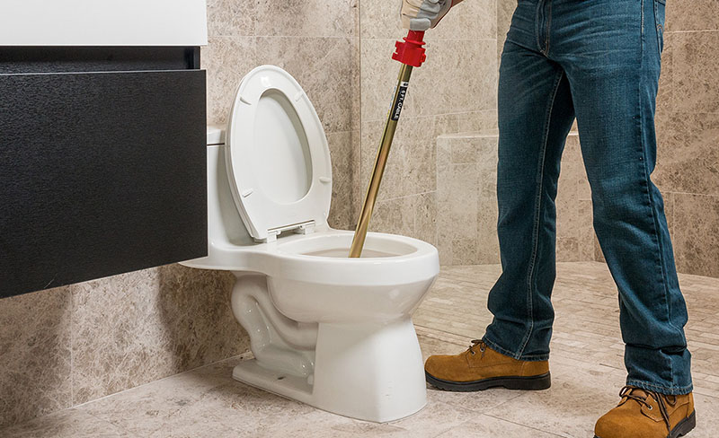 برای رفع گرفتگی توالت فرنگی به هیچ وجه به فنر فشار وارد نکنید و آن را هل ندهید.