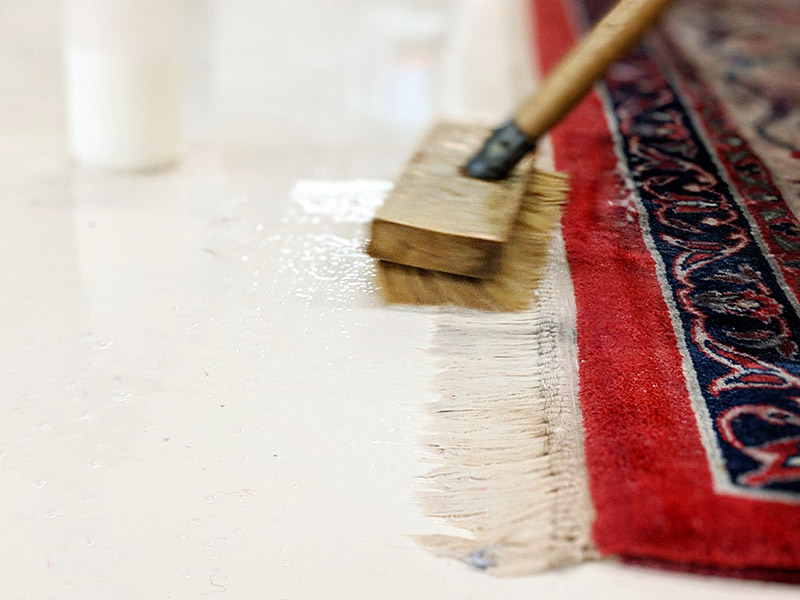 استفاده از محلول آب، جوش شیرین و سرکه برای تمیز کردن ریشه‌های فرش بسیار مؤثر است.