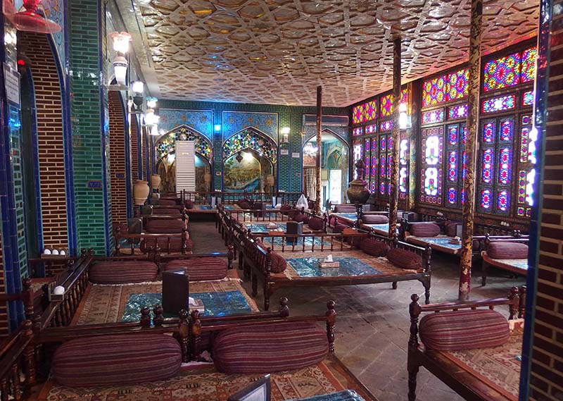 استفاده از گلیم و قالیچه برای تزئین نیمکت‌های رستوران سنتی موجب گرم‌تر شدن فضا می‌شود.