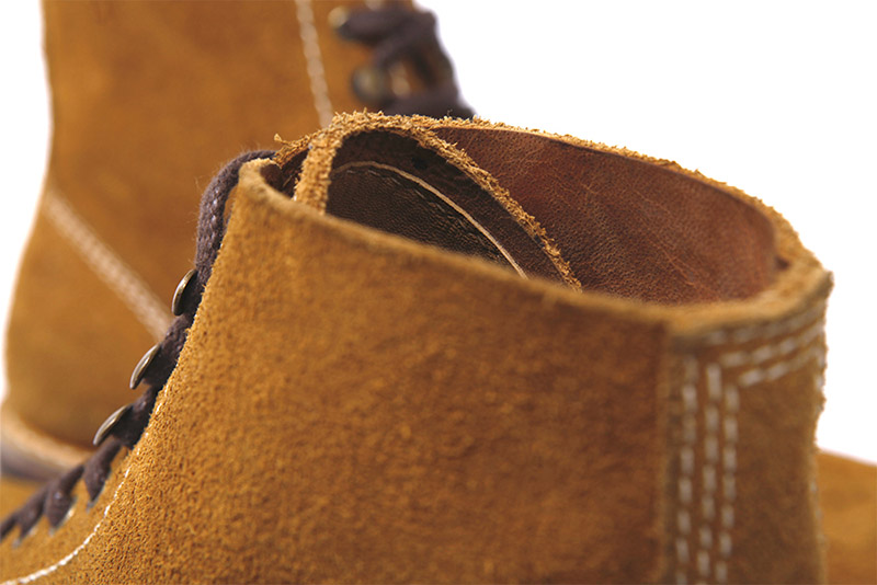 کفش‌های جیر را در محلی خشک با تهویه مناسب قرار دهید و بگذارید آب اضافی‌شان تبخیر شود.