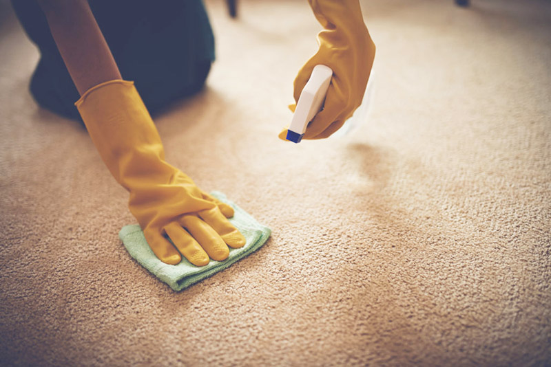 یک روش بسیار ساده اما مناسب برای فرش دستباف استفاده از محلول شیشه پاک کن و آب داغ است.