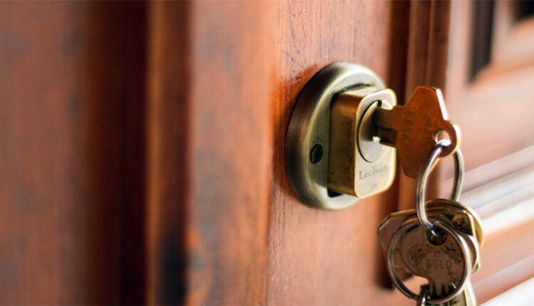 کلید داخل قفل درب چوبی ورودی خانه