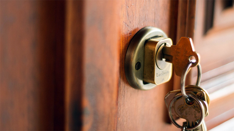 کلید داخل قفل درب چوبی ورودی خانه