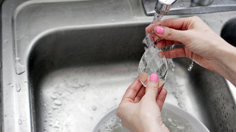 برای تمیز کردن لوستر کریستالی، هر قطعه کریستال را در آب و صابون و با دست بشویید.