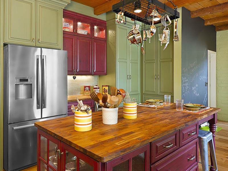 برای اینکه رنگ بندی کابینت های گلاس آشپزخانه‌تان زیباتر به نظر برسد بهتر است از سبز مایل به خاکستری و قرمز متمایل به قهوه‌ای استفاده کنید.