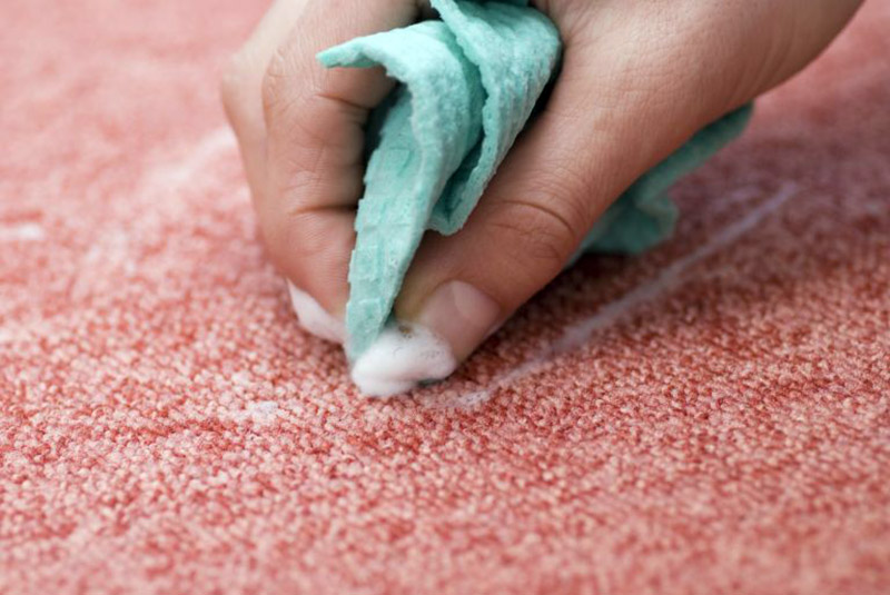 اگر قصد دارید برای از بین بردن لکه و برق انداختن فرش بدون شستن از صابون استفاده کنید، باید به ابعاد لکه و مقدار صابون مصرفی توجه کنید.