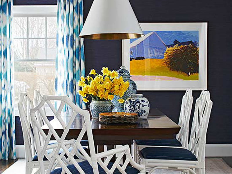 استفاده از رنگ سرمه‌ای در دیوارها و سایه روشن رنگ آبی در پرده و وسائل زینتی در کنار رنگ سفید صندلی‌های نهارخوری، قاب عکس و رنگ زرد در چیدمان دکوراسیون، یک ترکیب رنگ مناسب از رنگ‌های مکمل و سایه روشن است که می‌تواند فضای چشم نواز و بی‌نظیری را برای اتاق نهارخوری و یا نشیمن شما ایجاد کند.