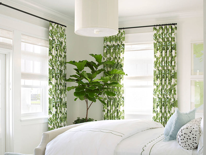 یکی از مدل پرده های جدید اتاق پذیرایی و اتاق خواب برای امسال استفاده از پارچه‌هایی با طرح گیاهان سبز است.