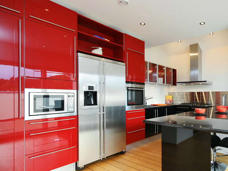 یکی از انواع رنگ کابینت های گلاس برای آشپزخانه شما استفاده از رنگ مشکی و قرمز است.