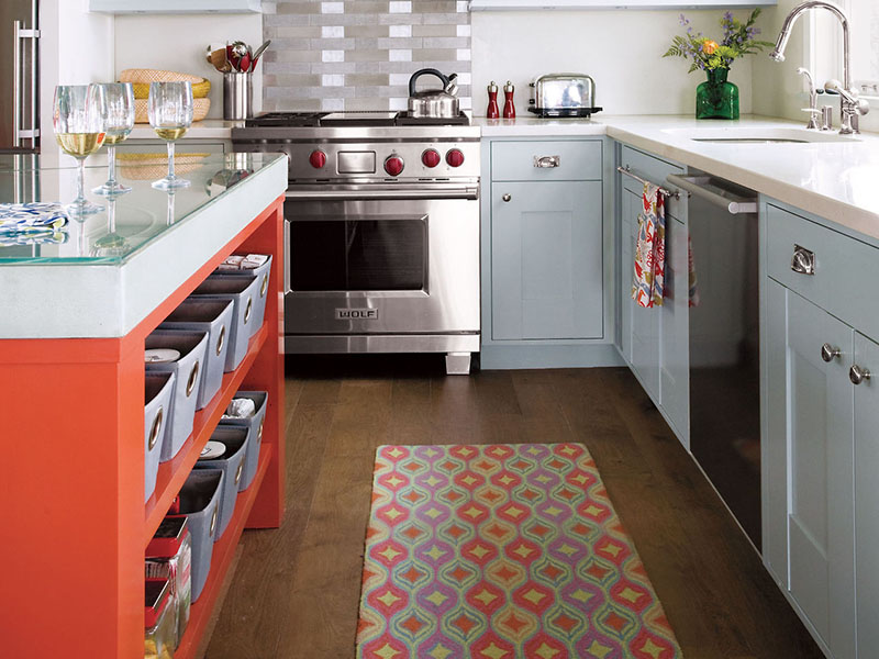 ترکیب خاکستری و نارنجی یکی از انواع رنگ کابینت های گلاس است که زیبایی شگفت‌انگیزی به آشپزخانه شما می‌بخشد.