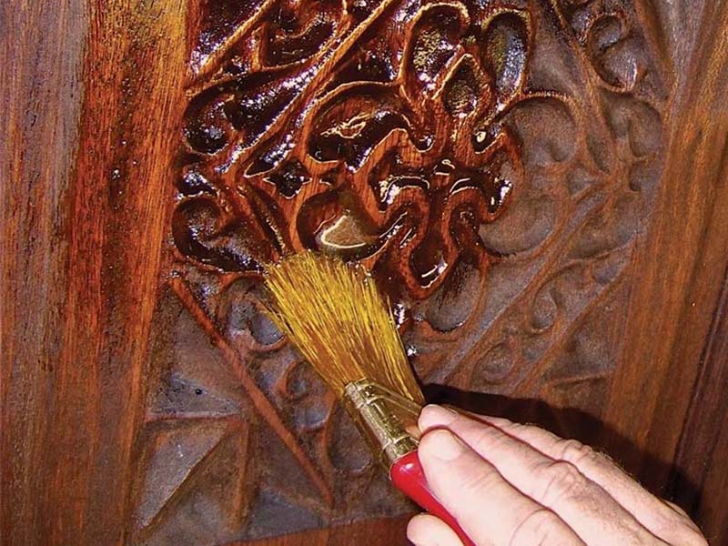 استفاده از لاک چوبی برای پیشگیری از تغییر رنگ درب چوبی داخلی