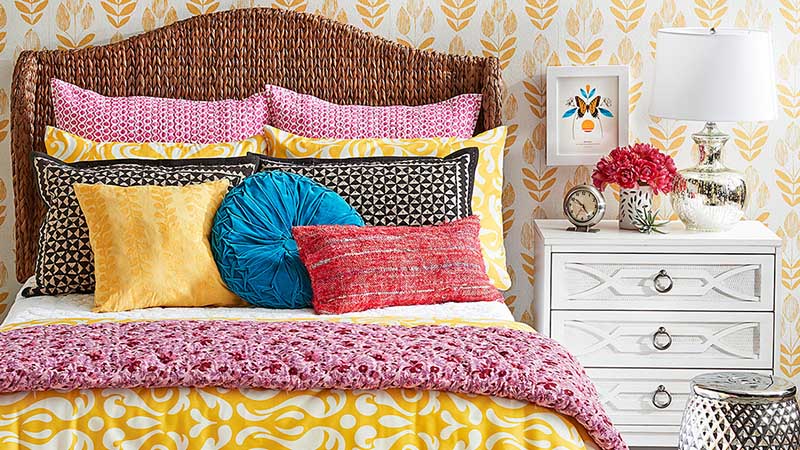 استفاده از رنگ زرد در دکوراسیون زرد و بنفش شاد برای اتاق خواب