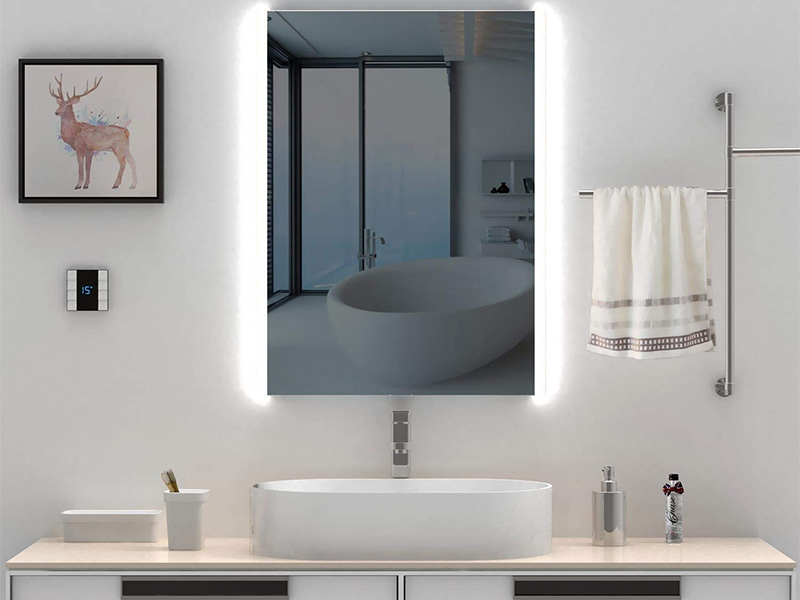 استفاده از آینه‌های آرایشی دارای روشنایی به جای چراغ دیواری دستشویی، ترند جدید در نورپردازی حمام و سرویس بهداشتی