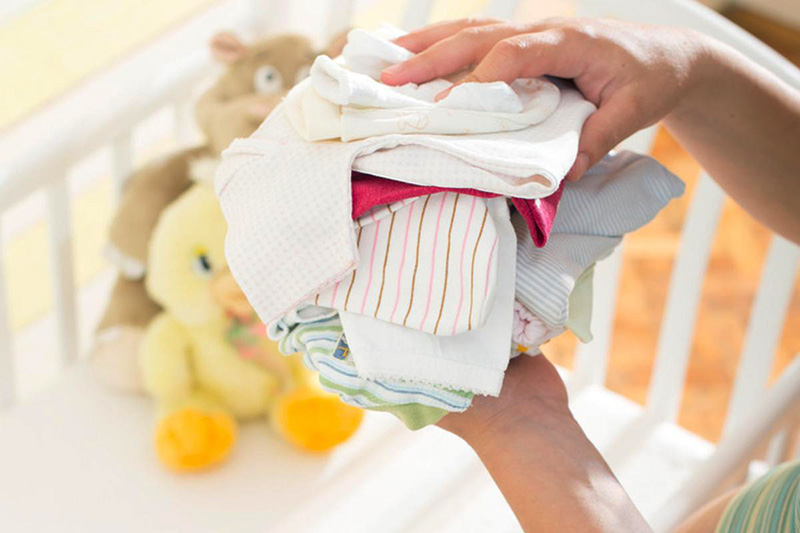 شستن لباس نوزاد یکی از دغدغه‌های هر مادری است که به سلامت پوست و بدن کودک خود بسیار توجه دارد.