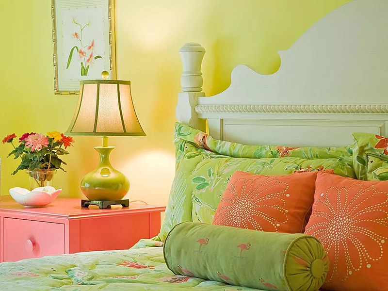 بهتر است رنگ تخت خواب را به گونه‌ای انتخاب کنید که با رنگ کلی دکوراسیون شما هارمونی داشته باشد.