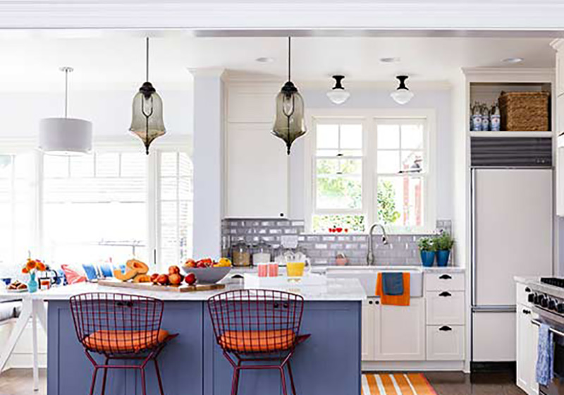 استفاده از رنگ نارنجی به عنوان مکمل رنگ آبی در دکوراسیون منزل شما می‌تواند انرژی بی‌نظیری به محیط ببخشد.