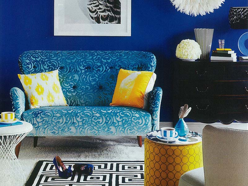 استفاده از سه رنگ آبی دریایی، آبی کبالت و زرد روشن یک ترکیب مناسب برای ترکیب رنگ در دکوراسیون داخلی اتاق نشیمن است که علاقمندان این سبک دکوراسیون می‌توانند از آن در چیدمان منزل استفاده کنند.