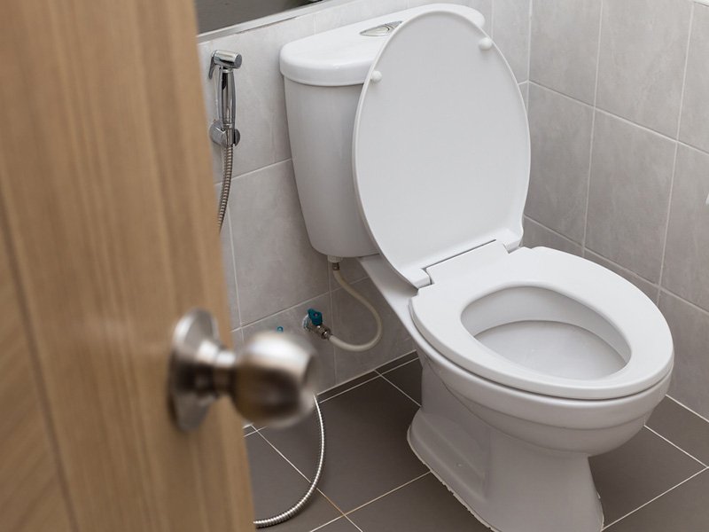 برای اینکه بدانید فلوتر توالت فرنگی چیست باید بدانید که عملکرد آن به وسیله قطعه‌ای به نام فلوتر که موجب باز و بسته شدن دریچه آب می‌گردد، انجام می‌شود و عمل تخلیه توالت را انجام می‌دهد.