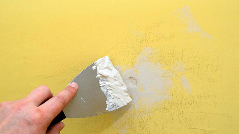 اگر دیوار مورد نظر شما دارای سطحی ناهموار است، باید پیش از شروع به رنگ آمیزی، حتما آن را بتونه کاری نمایید.