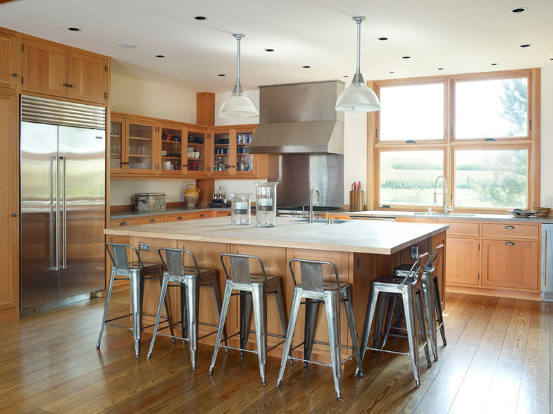 زمانی که جزیره چوبی آشپزخانه را به رنگ روشن انتخاب می‌کنید، محیط آشپزخانه روشن‌تر به نظر می‌رسد.