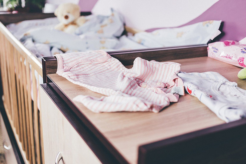 برچسب لباس نوزاد را قبل از شستشو بررسی کنید تا در مورد مواد شوینده و نحوه واکنش به آن اطلاعات کسب کنید.
