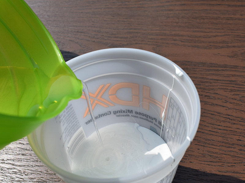 اضافه کردن آب به رنگ پلاستیک سفید برای رقیق کردن و رسیدن به غلظت مناسب