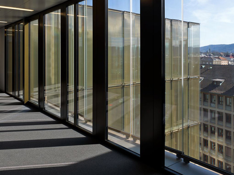 استفاده از نمای شیشه‌ای موجب تابش آفتاب به درون ساختمان در فصل‌های آفتابی و گرم‌تر شدن محیط می‌شود.