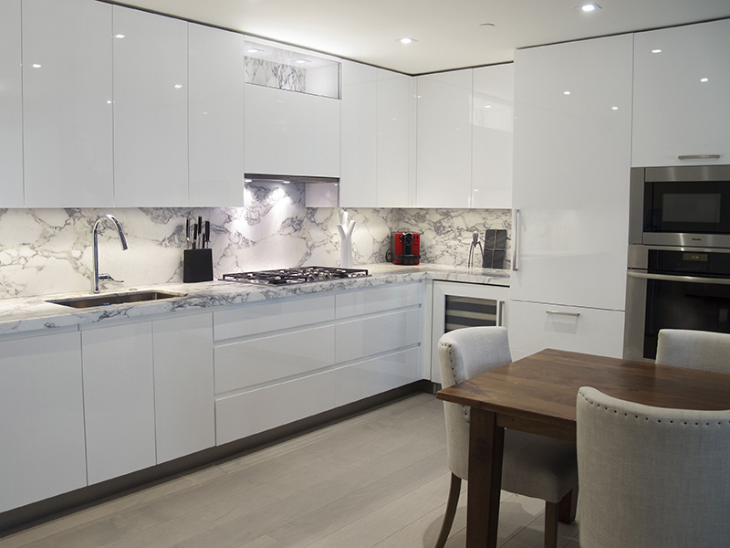 رنگ سفید پرطرفدارترین رنگ کابینت های گلاس است که کمک می‌کند آشپزخانه شما روشن‌تر و لوکس‌تر به نظر برسد.