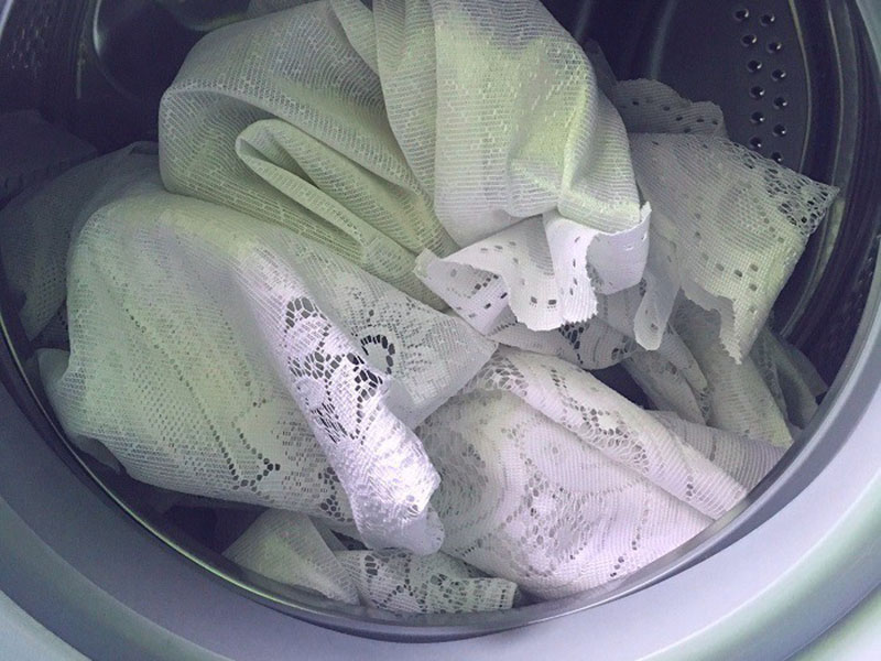 دومین روش برای تمیز کردن پرده توری، شستن پرده توری در لباسشویی با برنامه‌ای کوتاه و ملایم است.