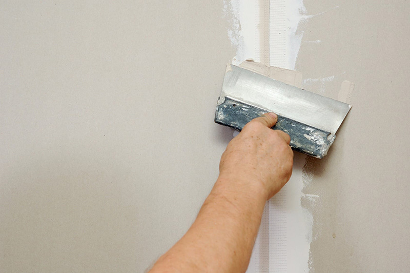 در صورتی که آخرین لایه پوشش دیوار از کناف باشد، باید قبل از هر اقدامی نسبت به بتونه کاری آن وارد عمل شوید.