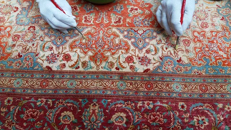 رنگ برداری فرش به روشی تخصصی گفته می‌شود که باید حتماً توسط افرادی حرفه‌ای انجام شود.