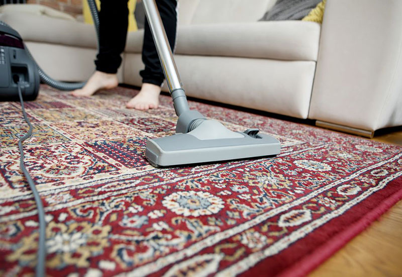 جوش شیرین یک تمیزکننده بی‌خطر و ایمن است که می‌توان بدون نگرانی برای برق انداختن فرش بدون شستن از آن استفاده کرد.