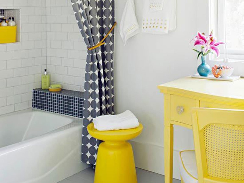 ترکیب کفپوش و پرده خاکستری با وسایل زرد رنگ برای اجرای دکوراسیون زرد و طوسی در حمام