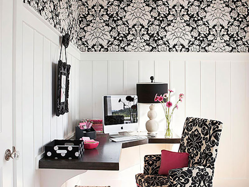 استفاده از کاغذ دیواری و لوازمی با طرح‌های سیاه و سفید، یک ایده فوق‌العاده مدرن و منحصر به‌ فرد برای دکوراسیون سیاه و سفید منزل شما است.