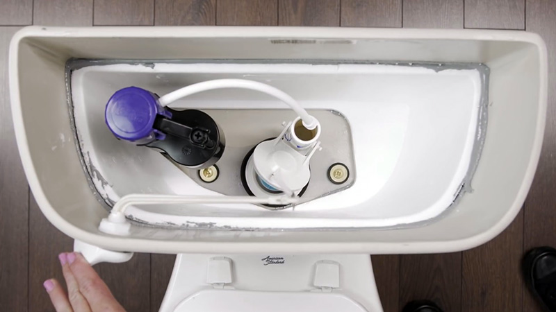 یکی از بزرگ‌ترین مشکلاتی که نیاز به تعمیر فلوتر توالت فرنگی دارد، مربوط به تنظیم نبودن فلوتر است.