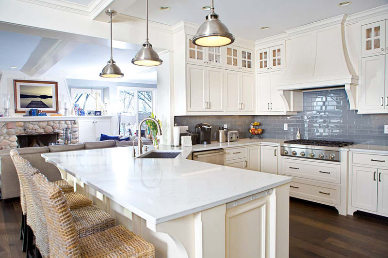 کابینت آشپزخانه سفید یکی از گزینه‌های ایده‌آل و جذاب در طراحی داخلی است که می‌توان آن را در تلفیق با سایر رنگ‌ها مورد استفاده قرار داد و فضایی زیبا را طراحی کرد.