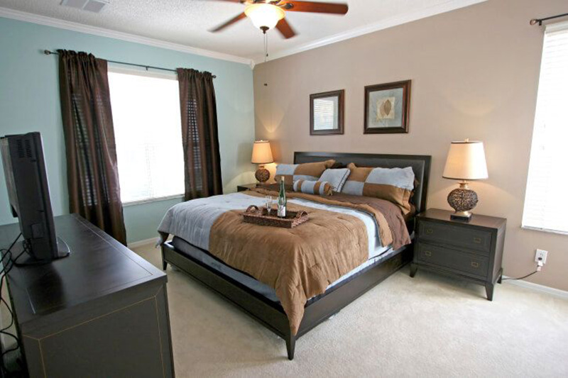 رنگ تخت خواب چوبی به عنوان یکی از محبوب‌ترین رنگ‌های سرویس اتاق خواب می‌تواند به راحتی با رنگ‌های مختلفی ست و هماهنگ شود.