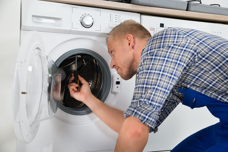 دیگ لباسشویی را با دست بچرخانید، اگر صدا داد نسبت به تعویض یاتاقان در ماشین لباسشویی اقدام کنید.