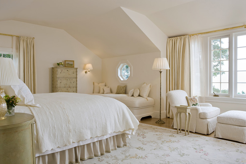 مبلمان و دکوراسیون اتاق خواب با ترکیب رنگ کرم و سفید استخوانی