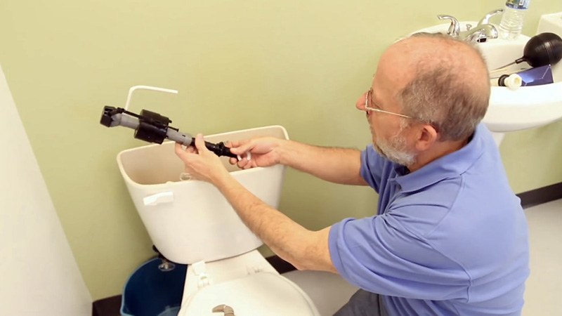 برای تعمیر فلوتر توالت فرنگی گاهی لازم است که فلوتر و محل باز و بسته شدن آب را به خوبی تمیز کنید.