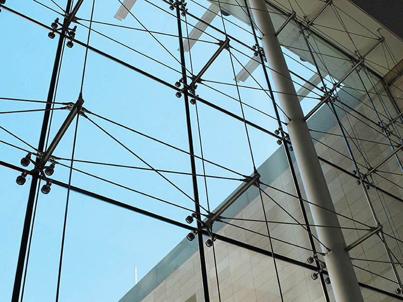 از نمای شیشه ای اسپایدر بیشتر برای ساختمان‌های اداری و فروشگاه‌های مدرن استفاده می‌شود.