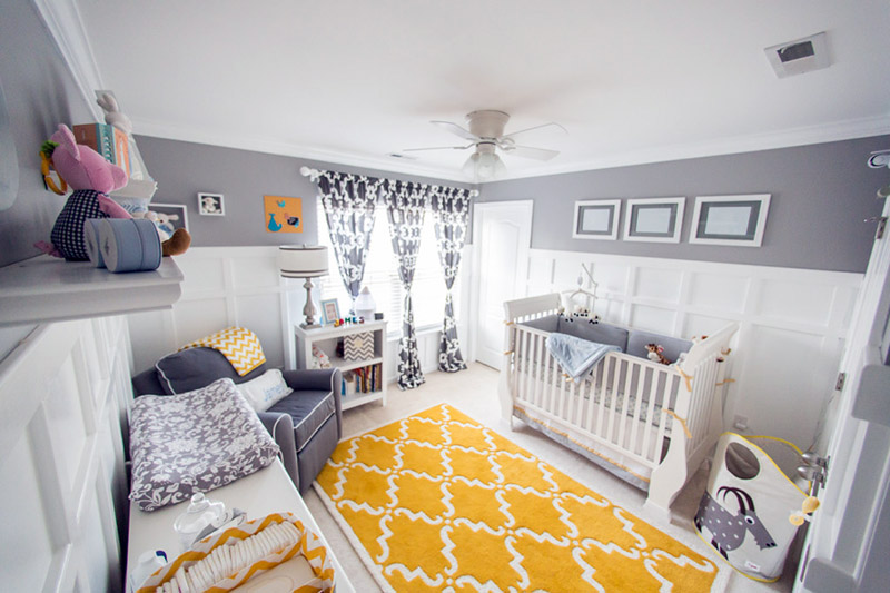 برای این‌که پرده اتاق کودک شما جلوه بهتری داشته باشد، می‌توانید یک پارچه تزئینی زیبا و رنگی جلوی کرکره‌های ساده آویزان کنید.